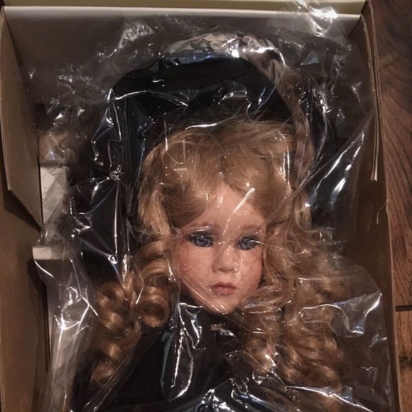 NWT GLORIA CONNOISSEUR COLLECTION DOLL - Picture 4 of 8